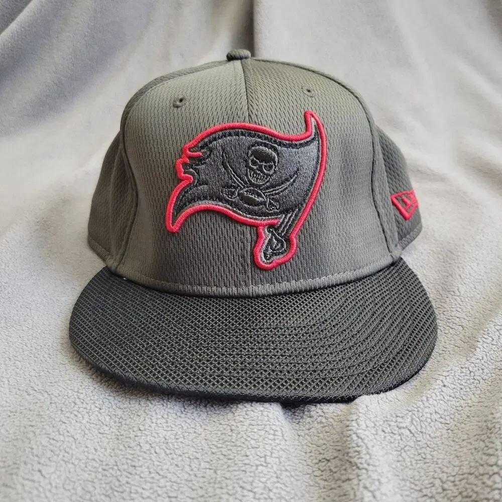 TAMPA BAY BUCCANEERS Hat Cap Fitted Gun Metal Gray Embroidered Logo Red NFL - Picture 1 of 8